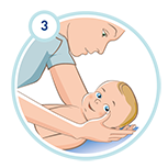 Bloquez délicatement le corps et le bras de votre bébé avec votre bras.